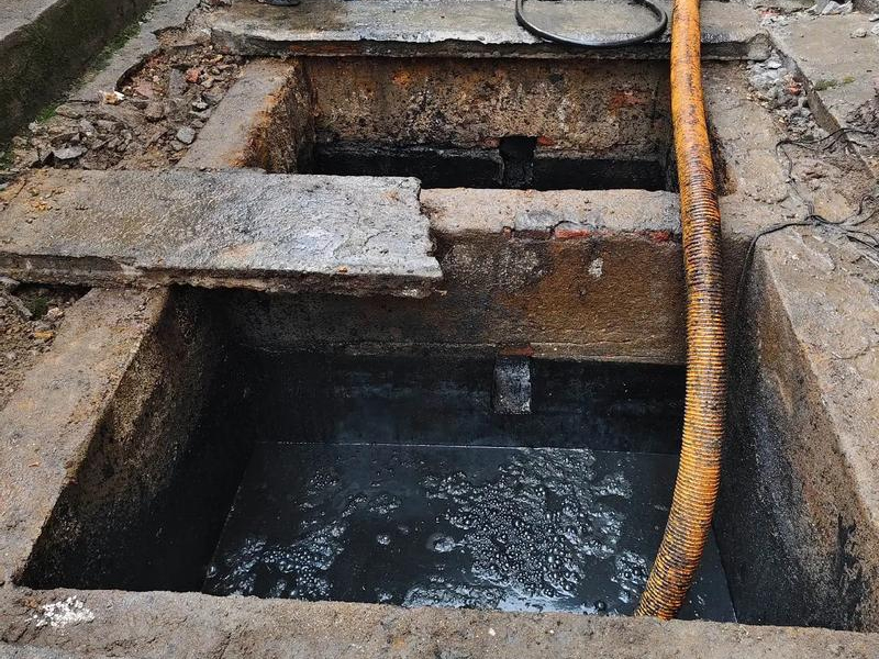 饭店清理化粪池